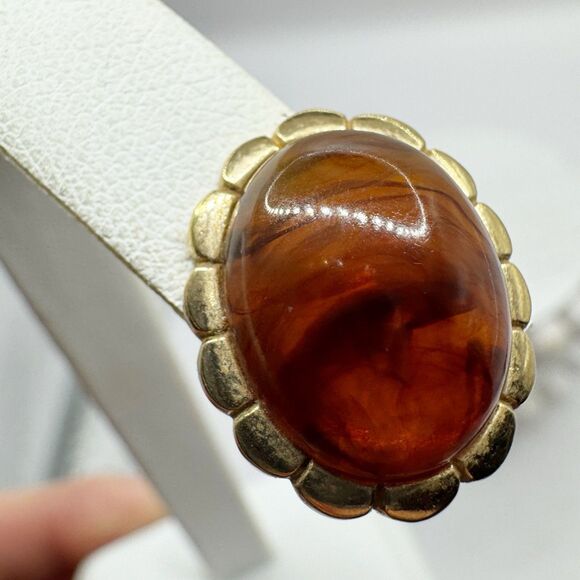 Vintage Amber Lucite Oval Scalloped Frame Cabochon Stud Earrings Gold Tone - Picture 4 of 8